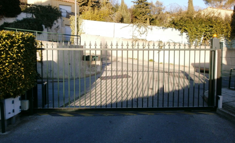 Portail en fer à barreaux fins