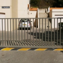 Double portail coulissant en fer à barreaux identiques.