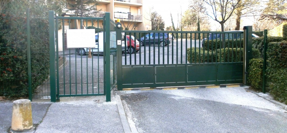 Portail et portillon en fer à barreaux et tolés