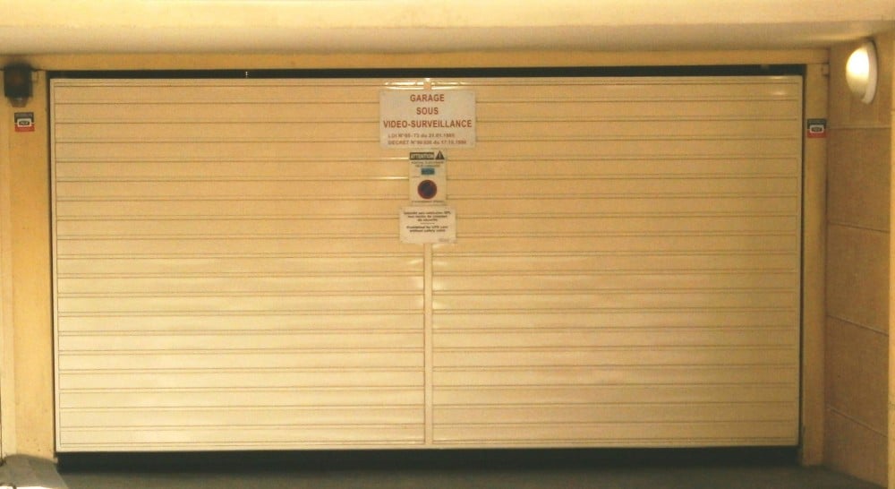 Porte de garage en acier rainures horizontales